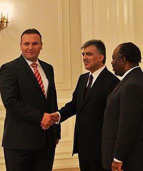 Кармод беше поканен в президентския дворец