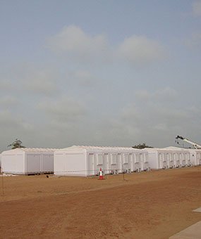 Монтаж на модулни кабини за мениджърски екипи в Сенегал