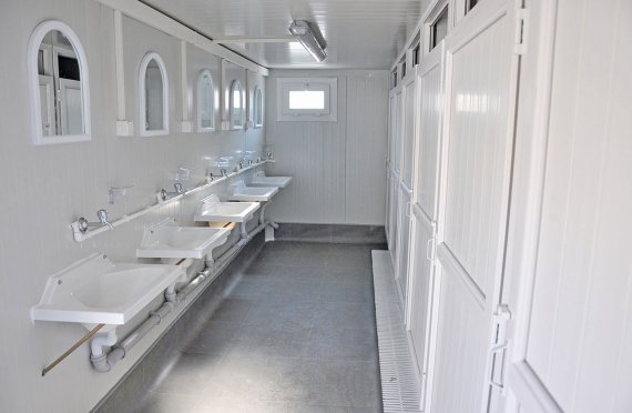 Санитарни контейнери | Фургони с баня и тоалетна